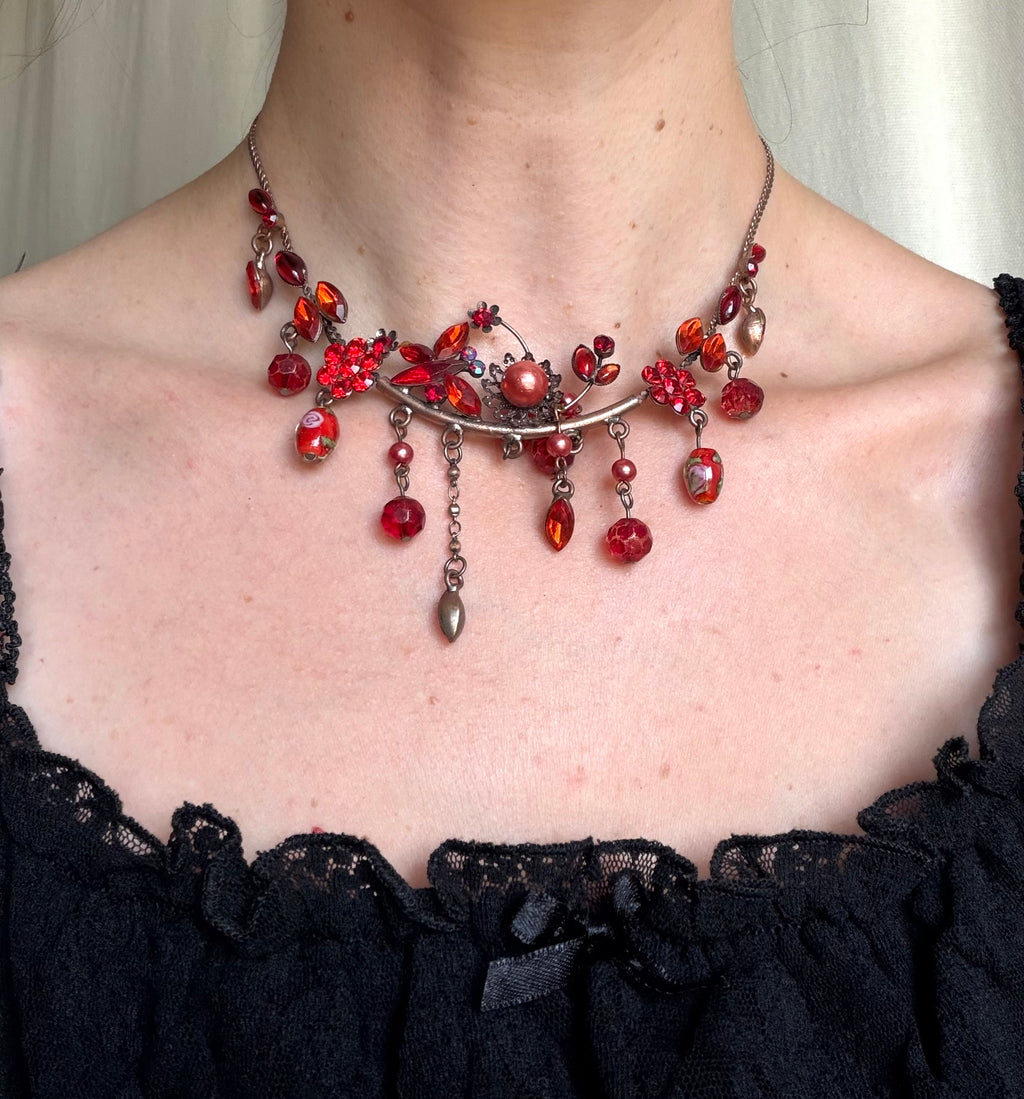 Collier fantaisie rouge/orange à pampilles et strass papillon