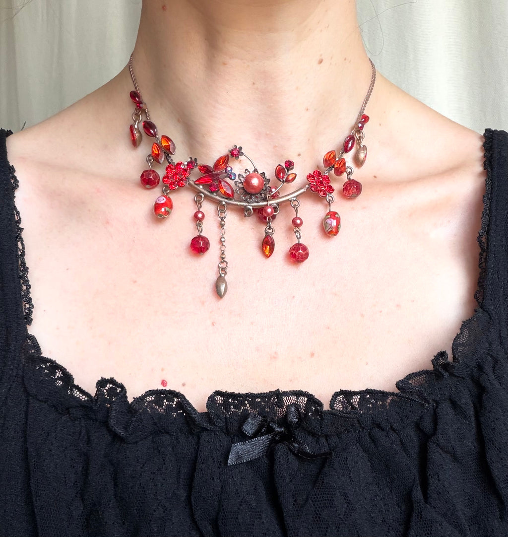 Collier fantaisie rouge/orange à pampilles et strass papillon