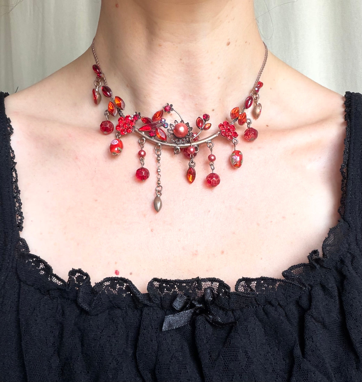 Collier fantaisie rouge/orange à pampilles et strass papillon