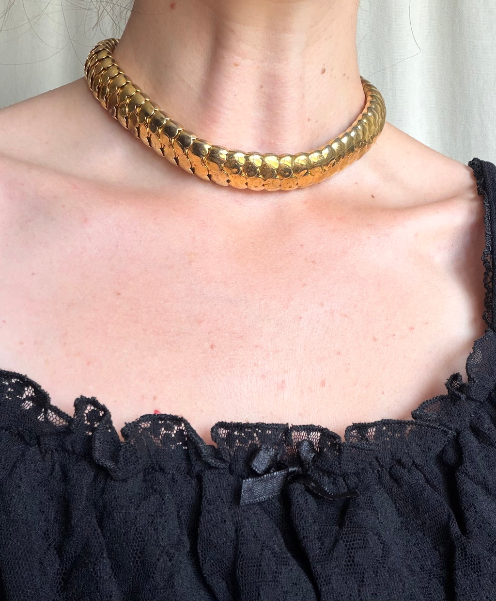 Collier ras de cou doré maille serpent épaisse
