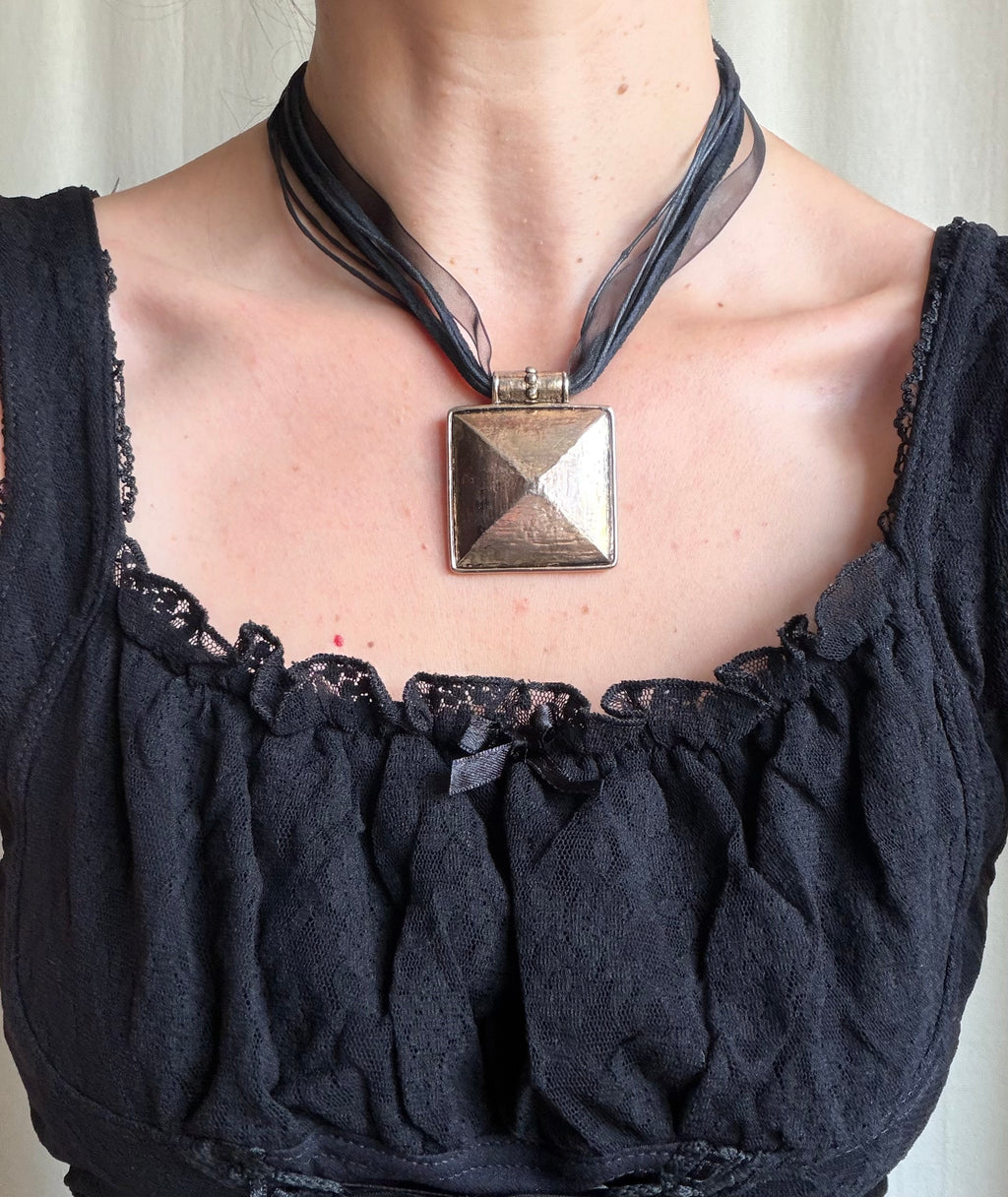 Collier à rubans noirs grand pendentif géométrique argenté