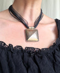 Collier à rubans noirs grand pendentif géométrique argenté