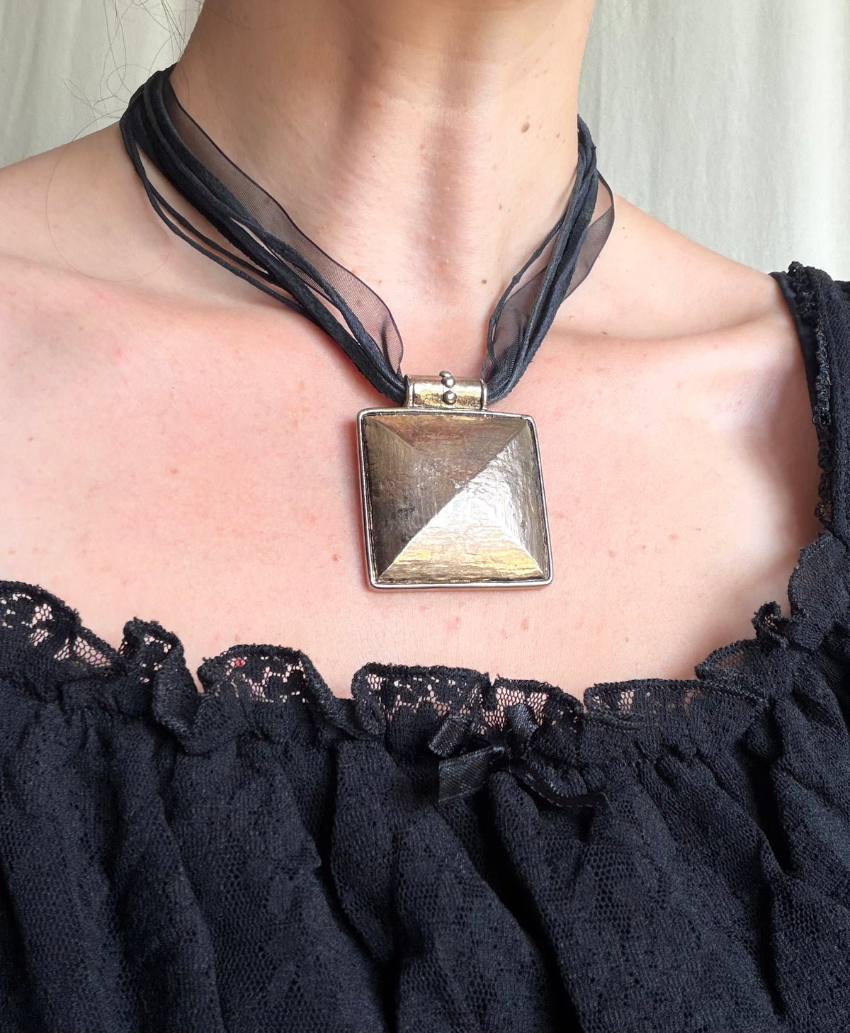 Collier à rubans noirs grand pendentif géométrique argenté