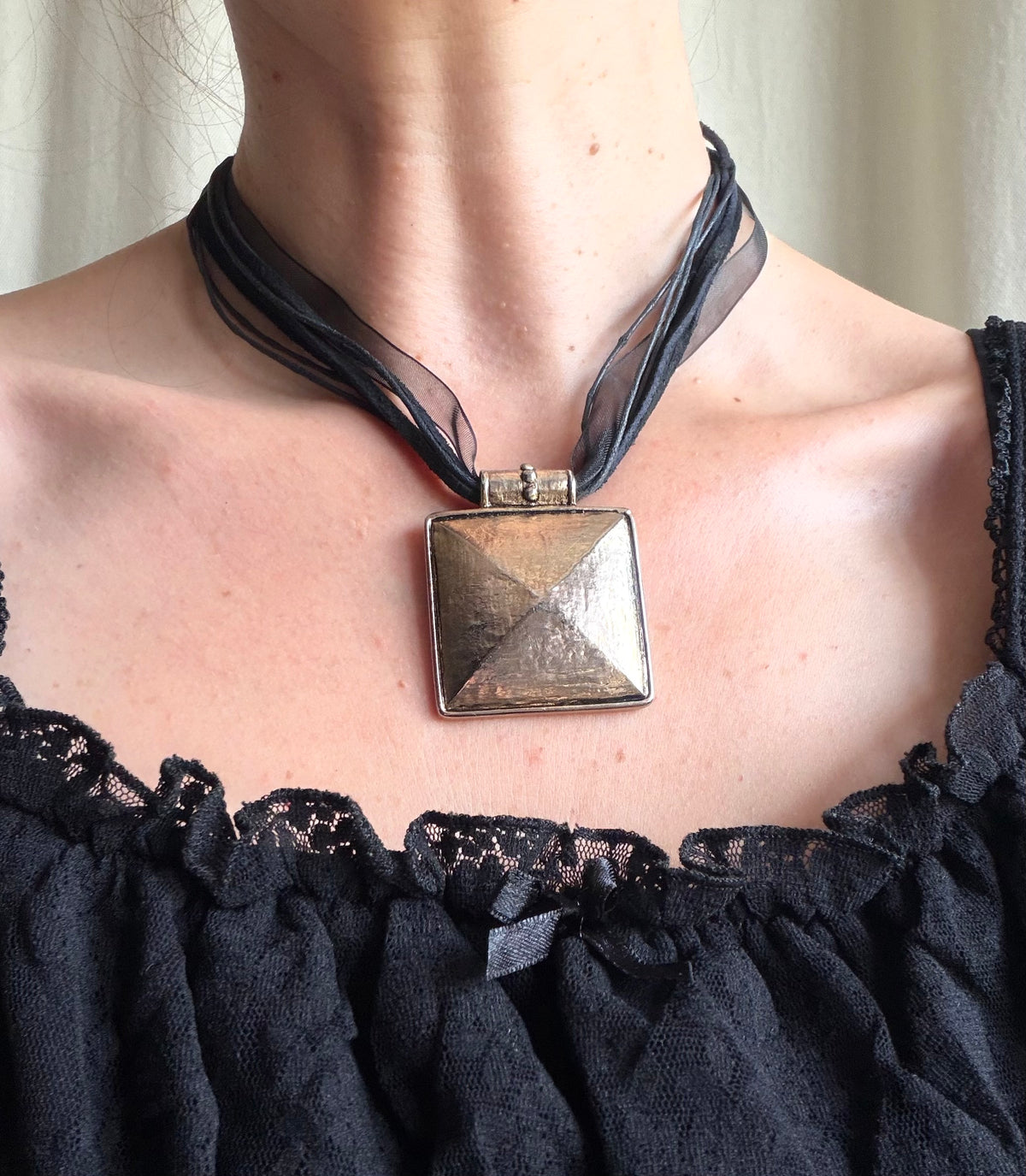 Collier à rubans noirs grand pendentif géométrique argenté