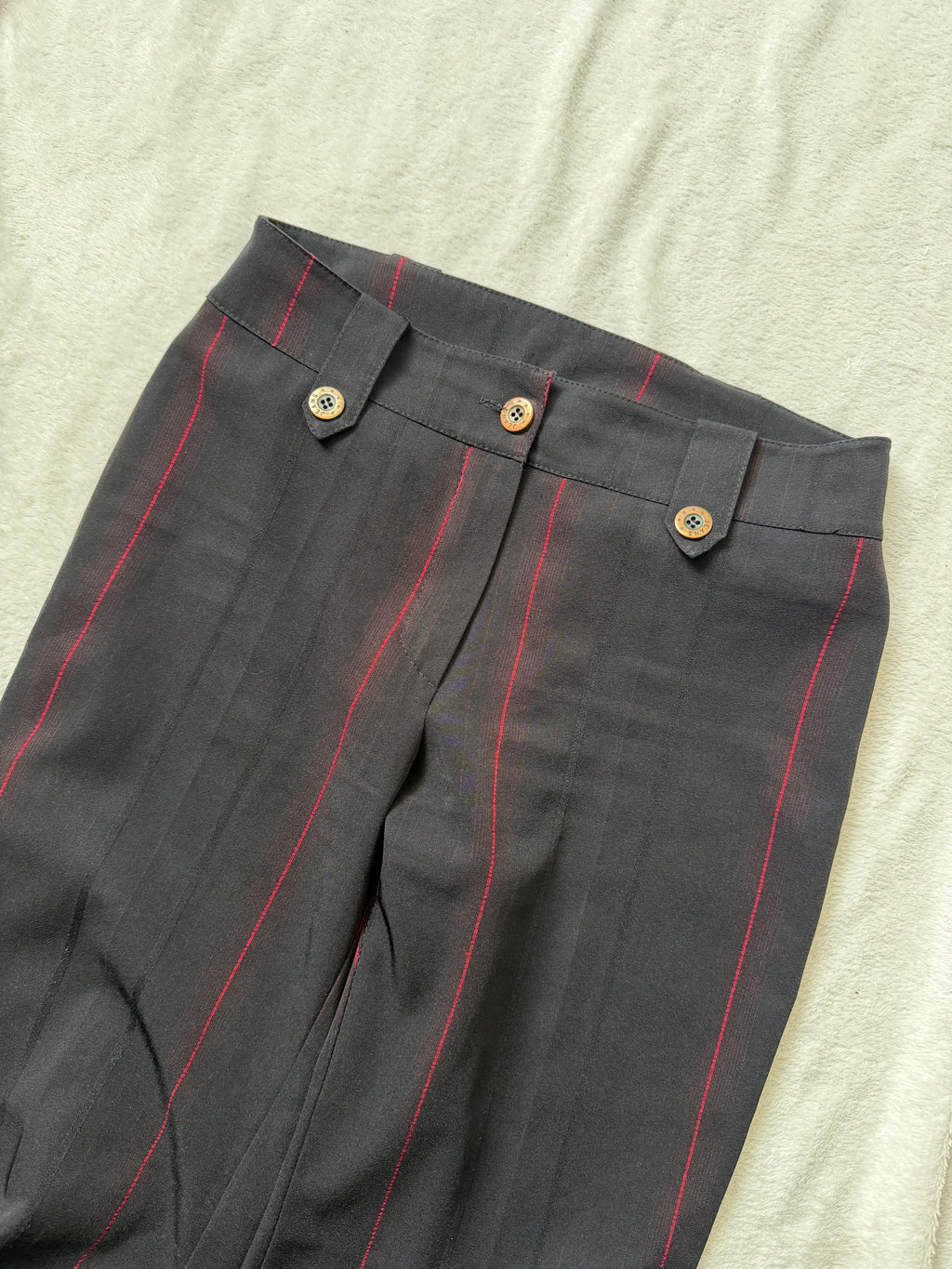 Pantalon noir flare à fines rayures rouges – Taille S