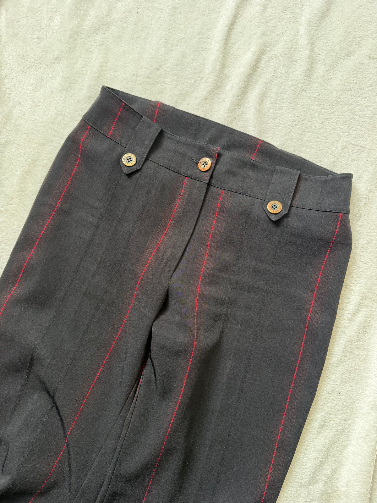 Pantalon noir flare à fines rayures rouges – Taille S