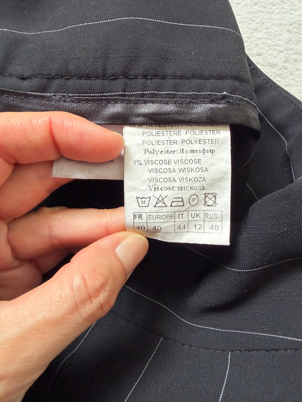 Pantalon noir à fines rayures blanches coupe flare – taille M