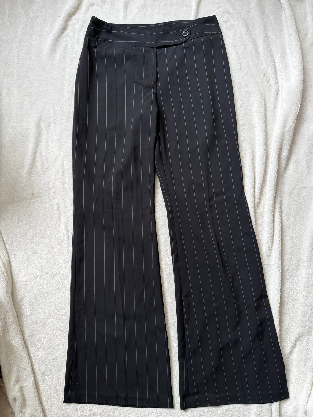 Pantalon noir à fines rayures blanches coupe flare – taille M