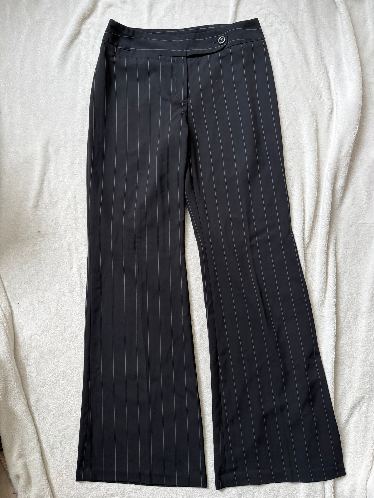 Pantalon noir à fines rayures blanches coupe flare – taille M