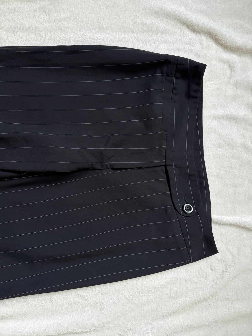 Pantalon noir à fines rayures blanches coupe flare – taille M