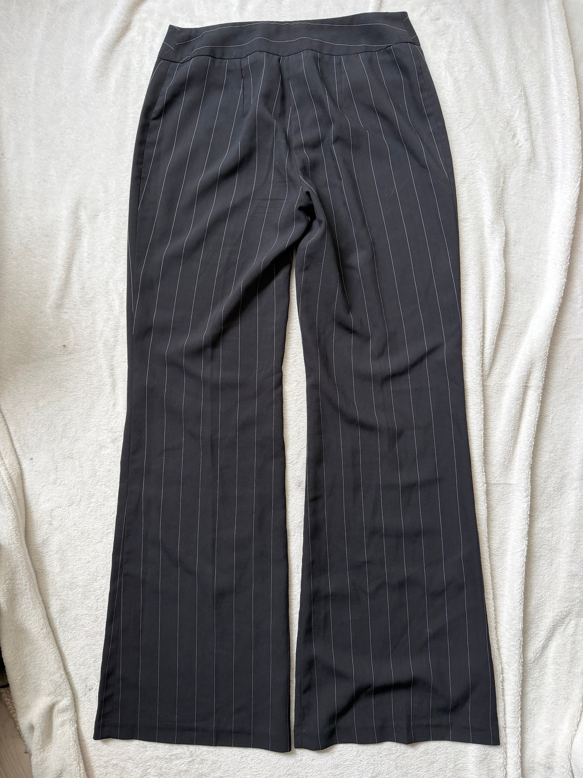 Pantalon noir à fines rayures blanches coupe flare – taille M