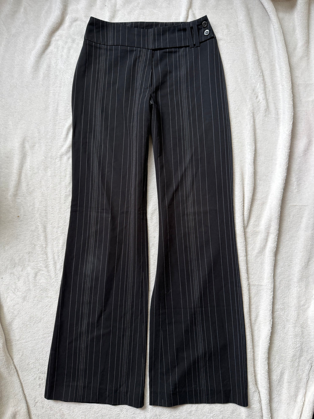 Pantalon noir pinstripe coupe flare à large ceinture – taille M