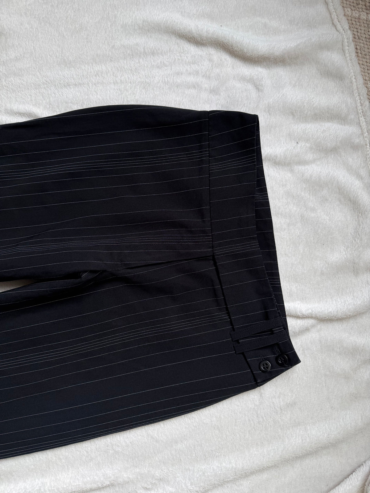 Pantalon noir pinstripe coupe flare à large ceinture – taille M