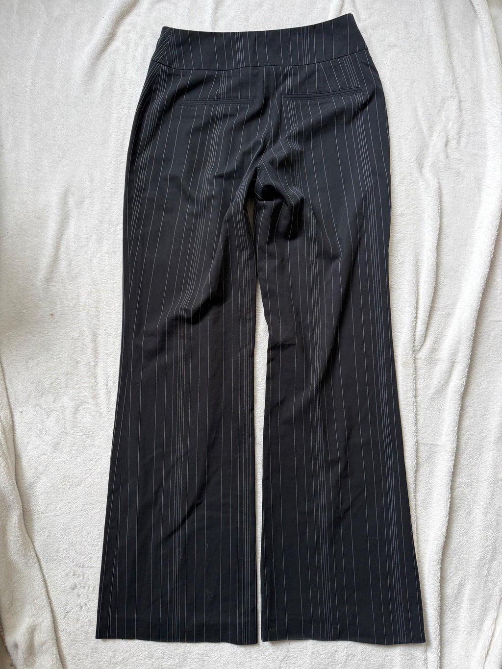 Pantalon noir pinstripe coupe flare à large ceinture – taille M