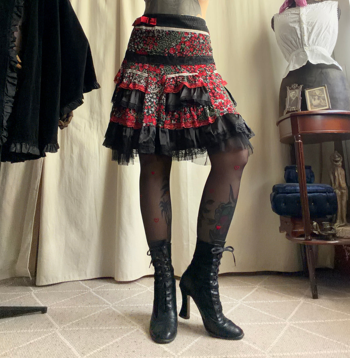 Jupe noire fleurie à volants et nœuds rouges - taille S/M
