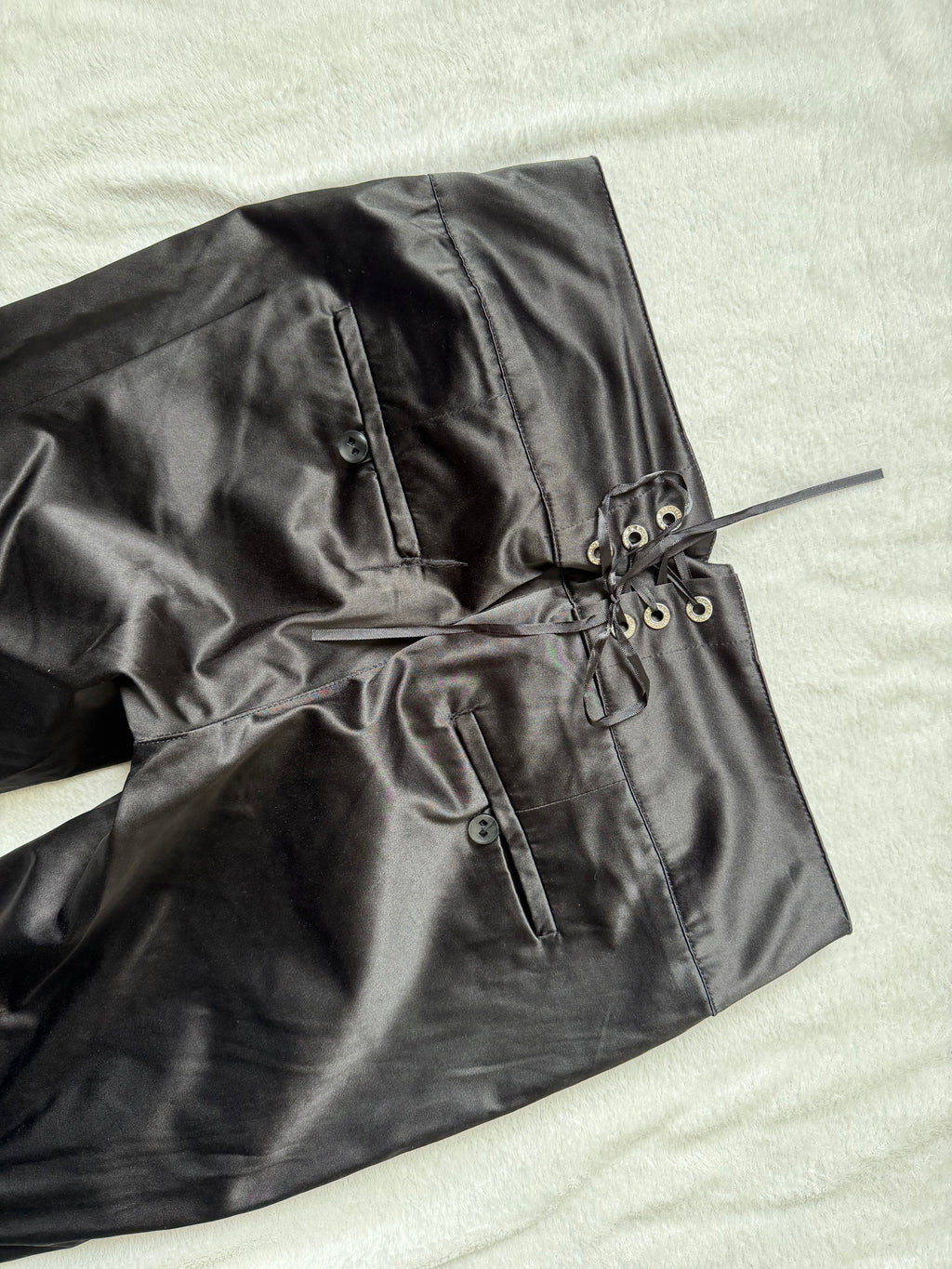 Pantalon noir satiné taille basse ceinture corset – taille L