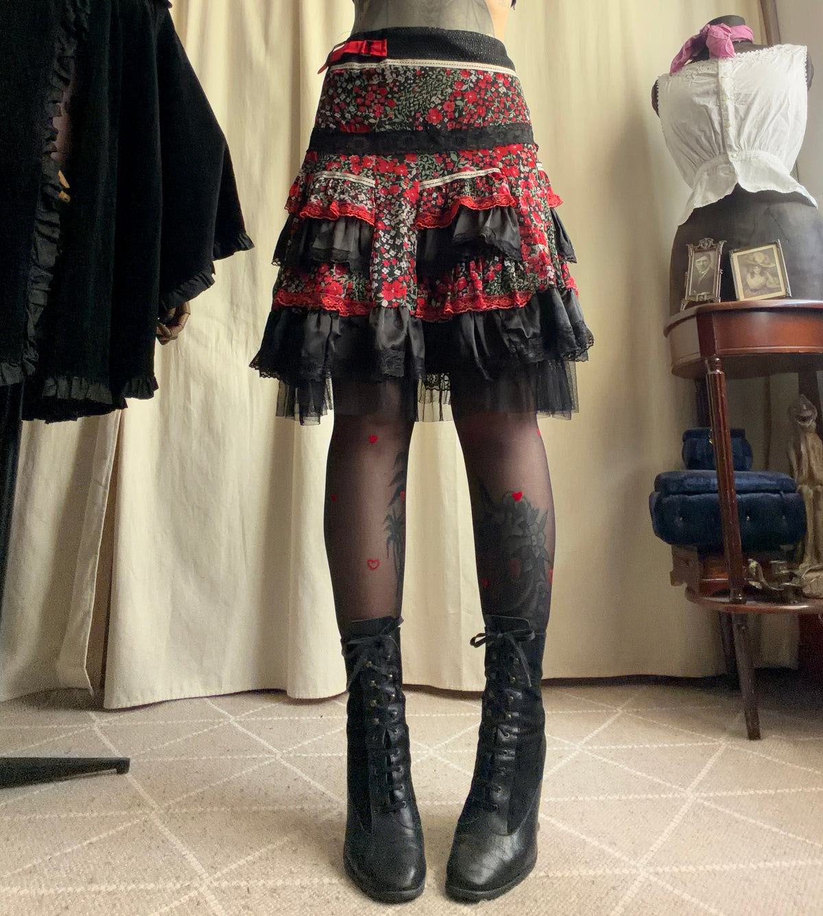 Jupe noire fleurie à volants et nœuds rouges - taille S/M