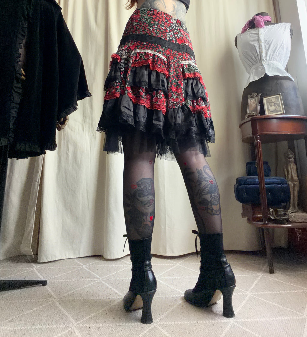 Jupe noire fleurie à volants et nœuds rouges - taille S/M