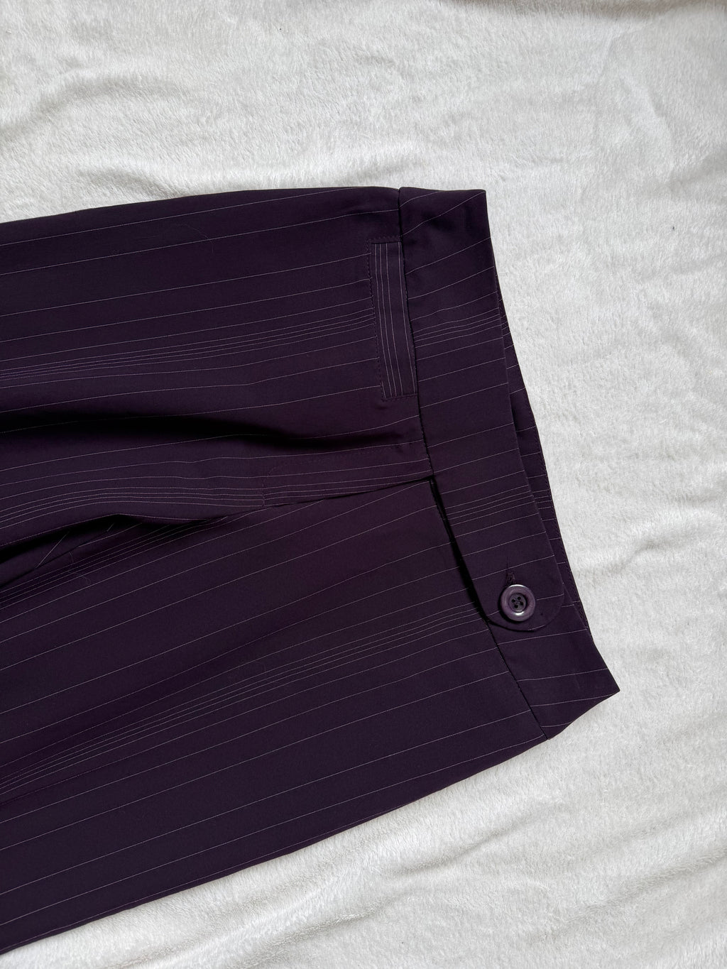 Pantalon violet prune rayé à ceinture asymétrique – taille M