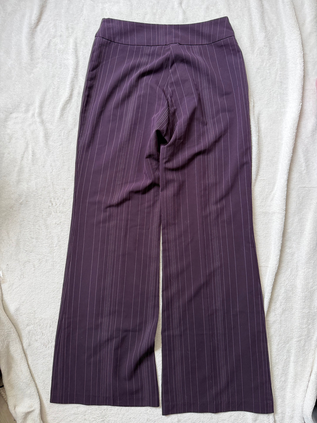 Pantalon violet prune rayé à ceinture asymétrique – taille M