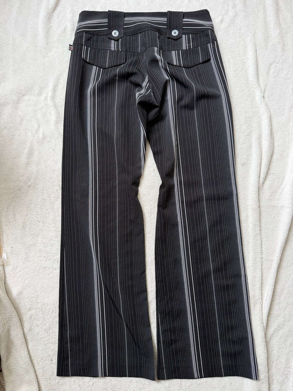 Pantalon noir et blanc pinstripe taille basse évasé – taille S