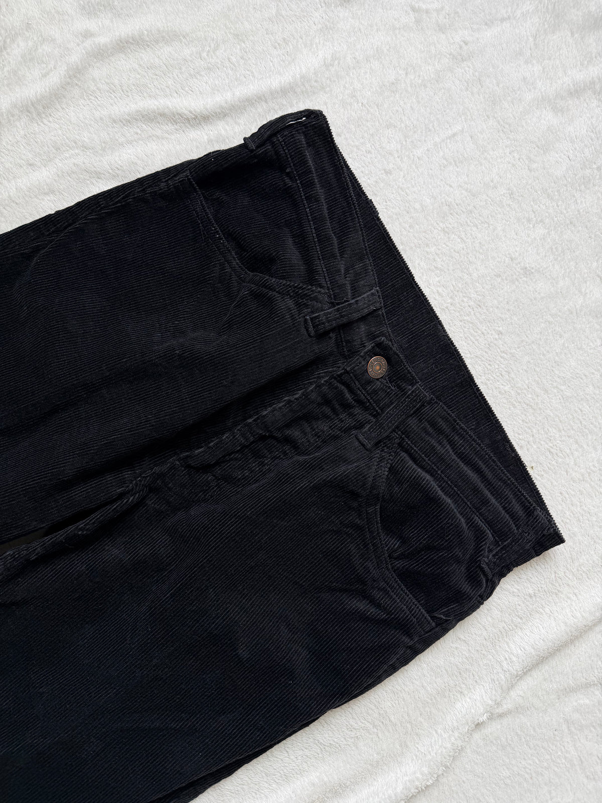 Capri Levi’s noir en velours côtelé coupe évasée – taille S