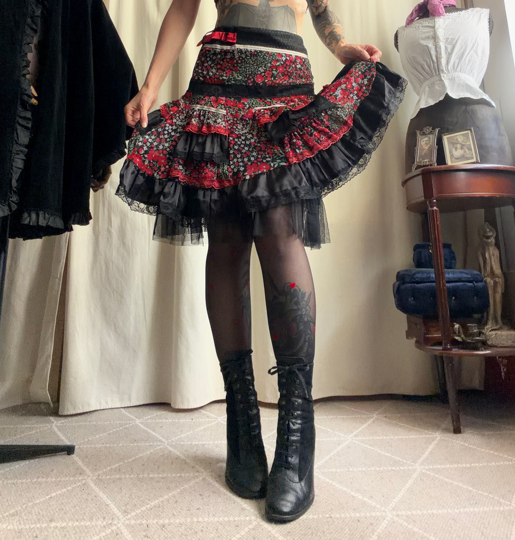 Jupe noire fleurie à volants et nœuds rouges - taille S/M