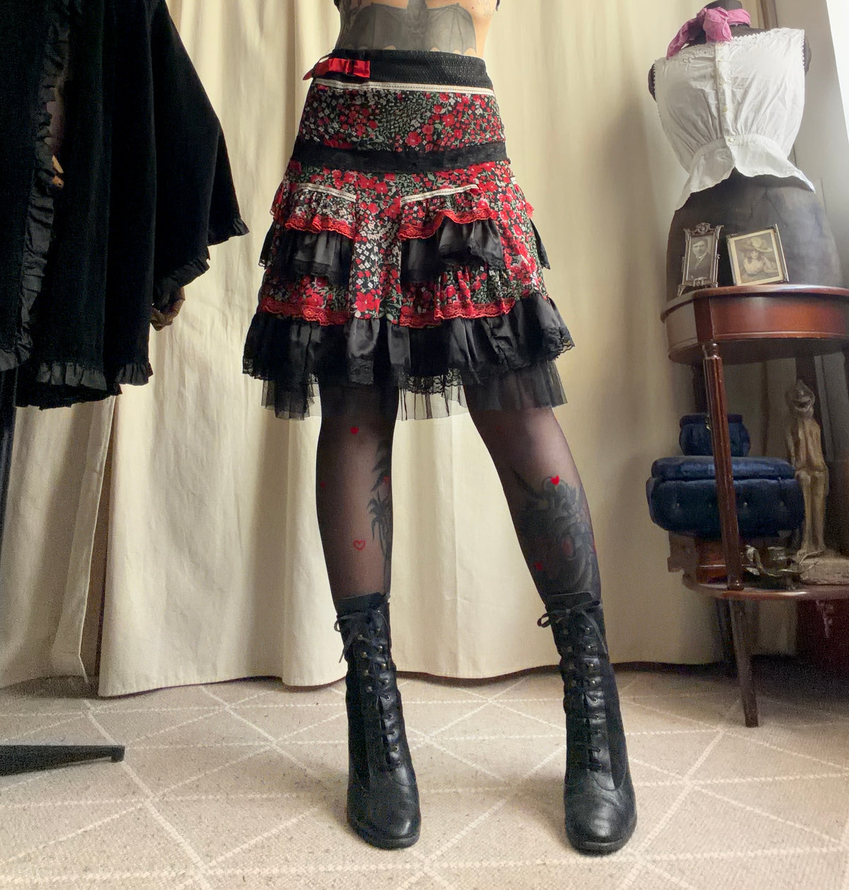 Jupe noire fleurie à volants et nœuds rouges - taille S/M