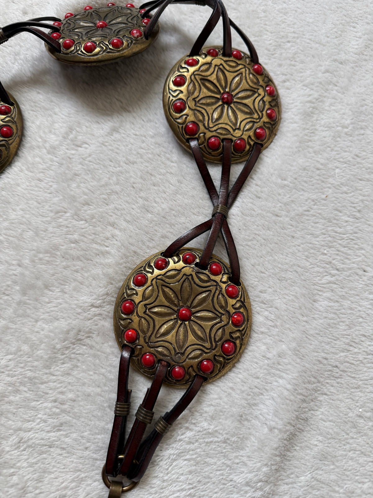 Ceinture marron médaillons dorés et perles rouges – ajustable