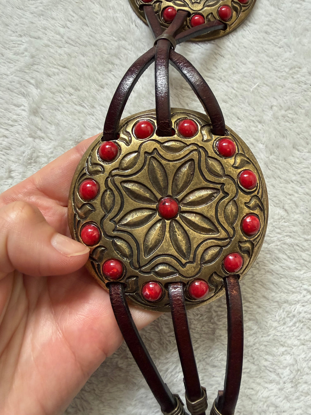 Ceinture marron médaillons dorés et perles rouges – ajustable