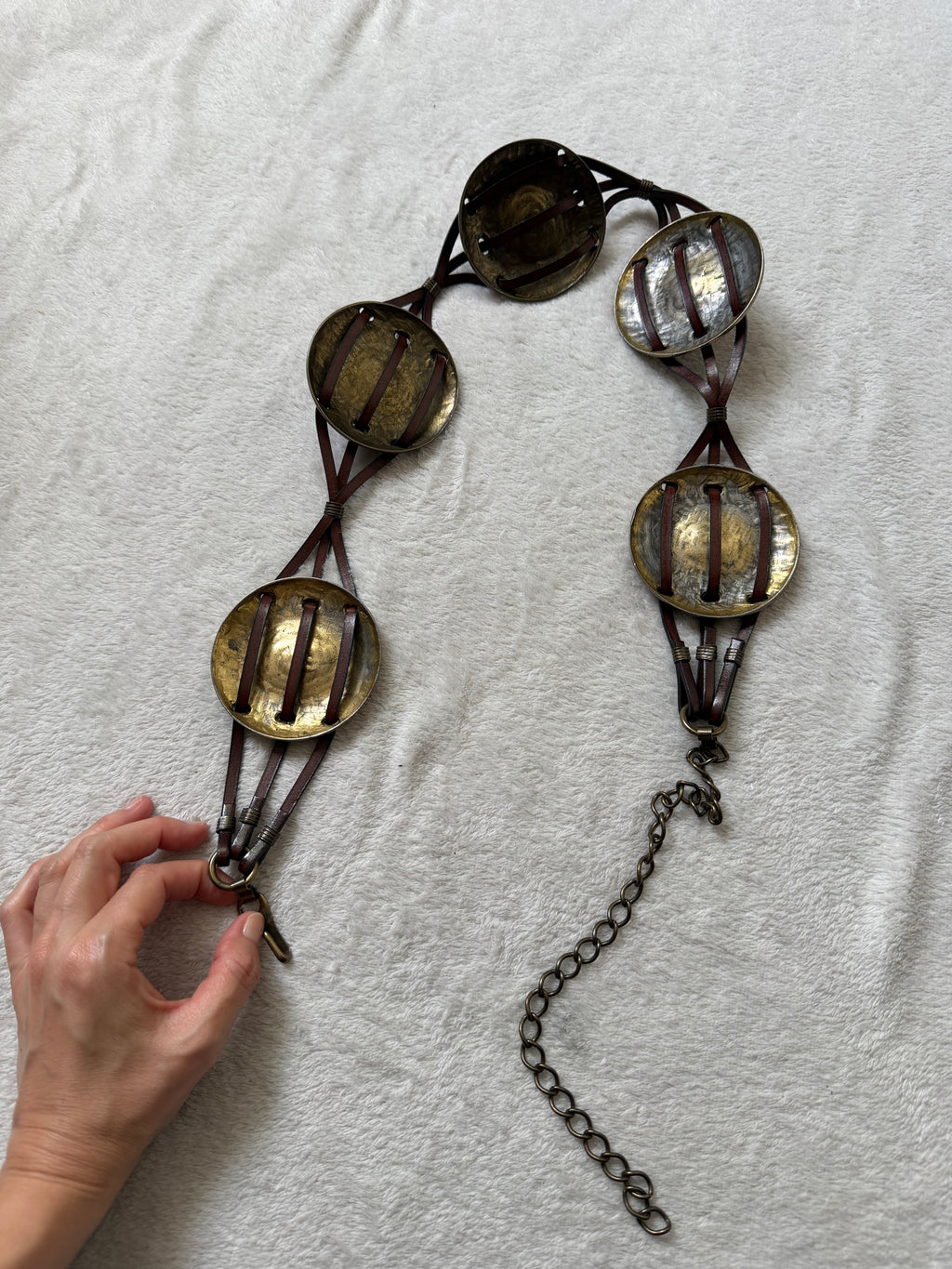 Ceinture marron médaillons dorés et perles rouges – ajustable