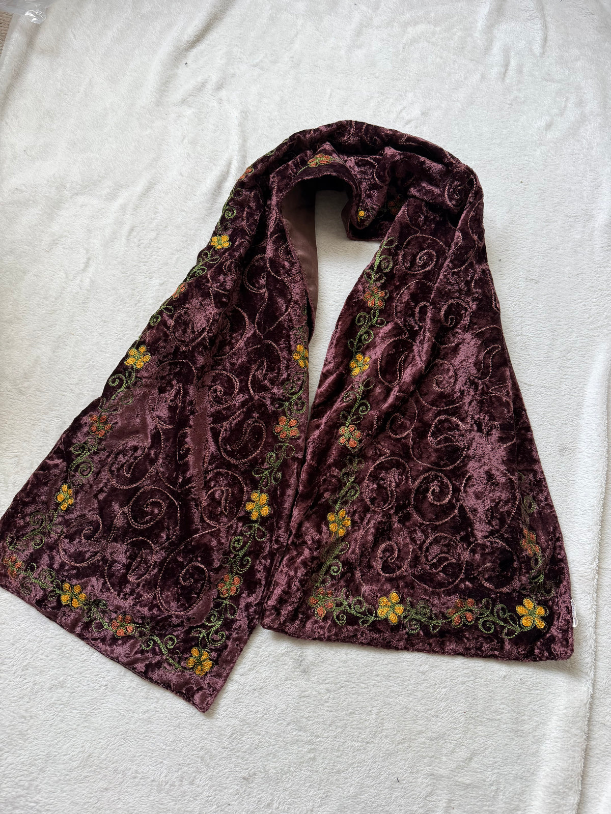 Écharpe en velours marron motifs arabesques et fleurs brodées