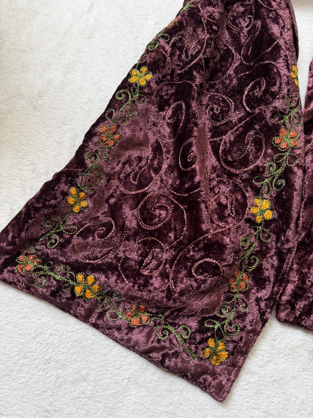 Écharpe en velours marron motifs arabesques et fleurs brodées