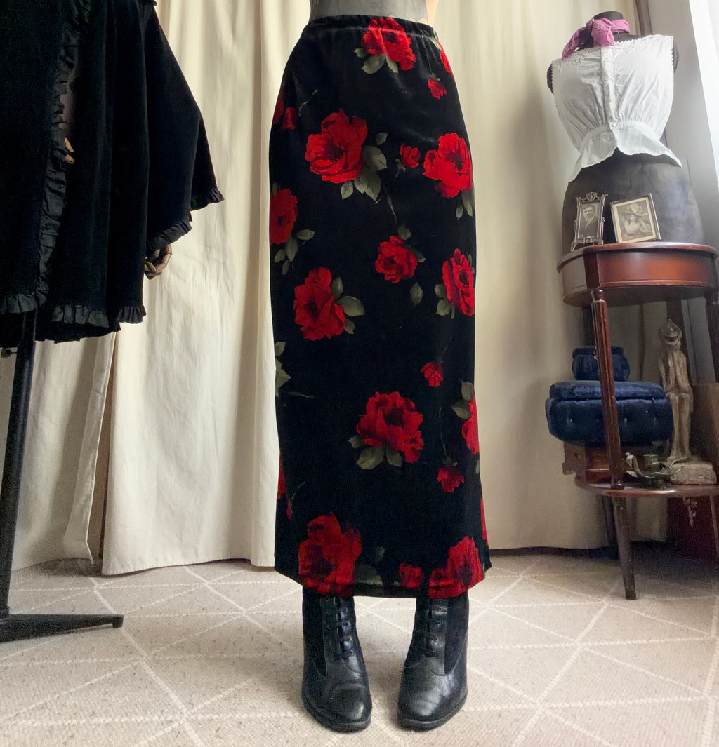 Jupe maxi noire en velours à roses rouges style whimsigoth - taille S