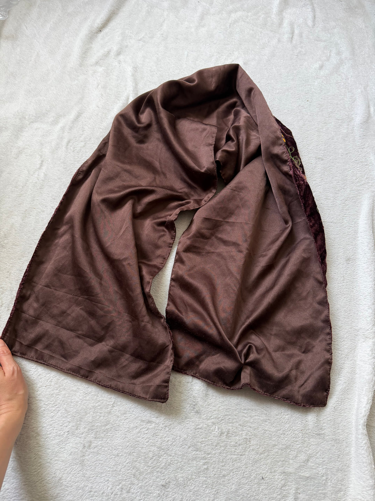 Écharpe en velours marron motifs arabesques et fleurs brodées