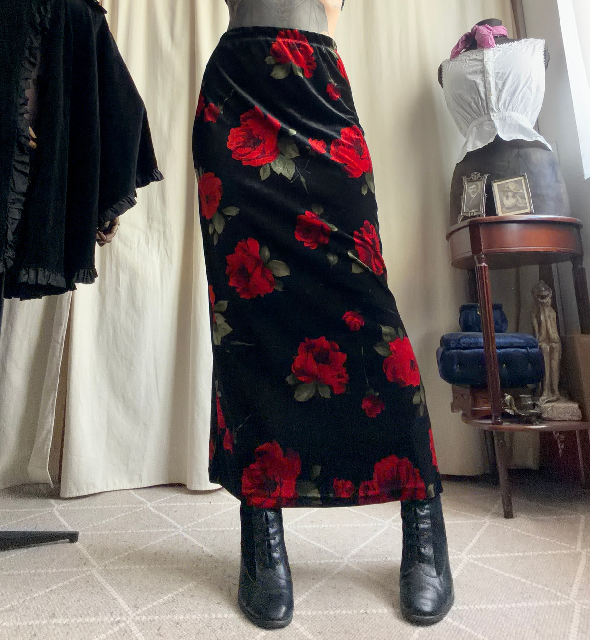 Jupe maxi noire en velours à roses rouges style whimsigoth - taille S