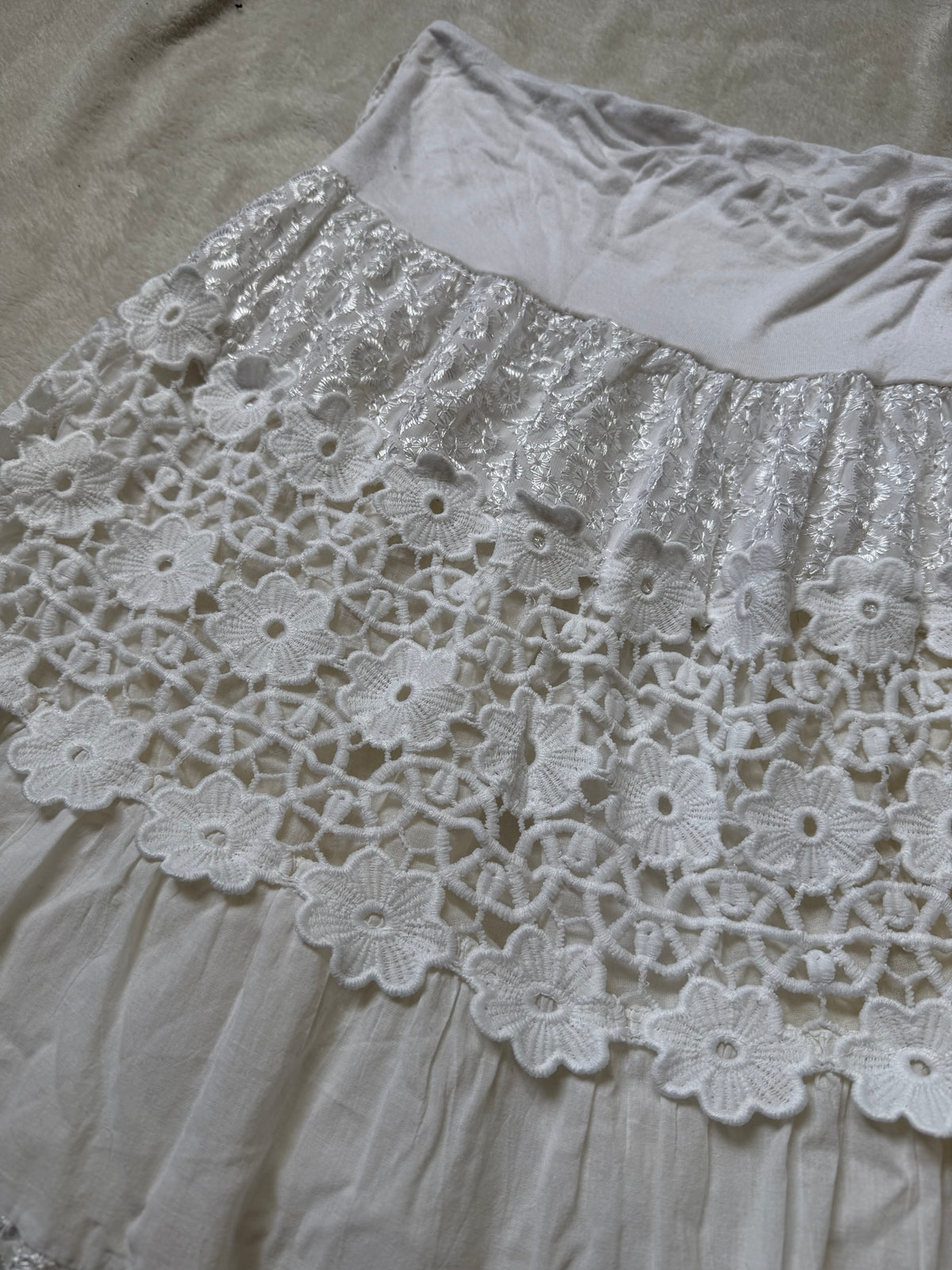 Jupe longue blanche dentelle crochet floral à volants – taille S/M/L