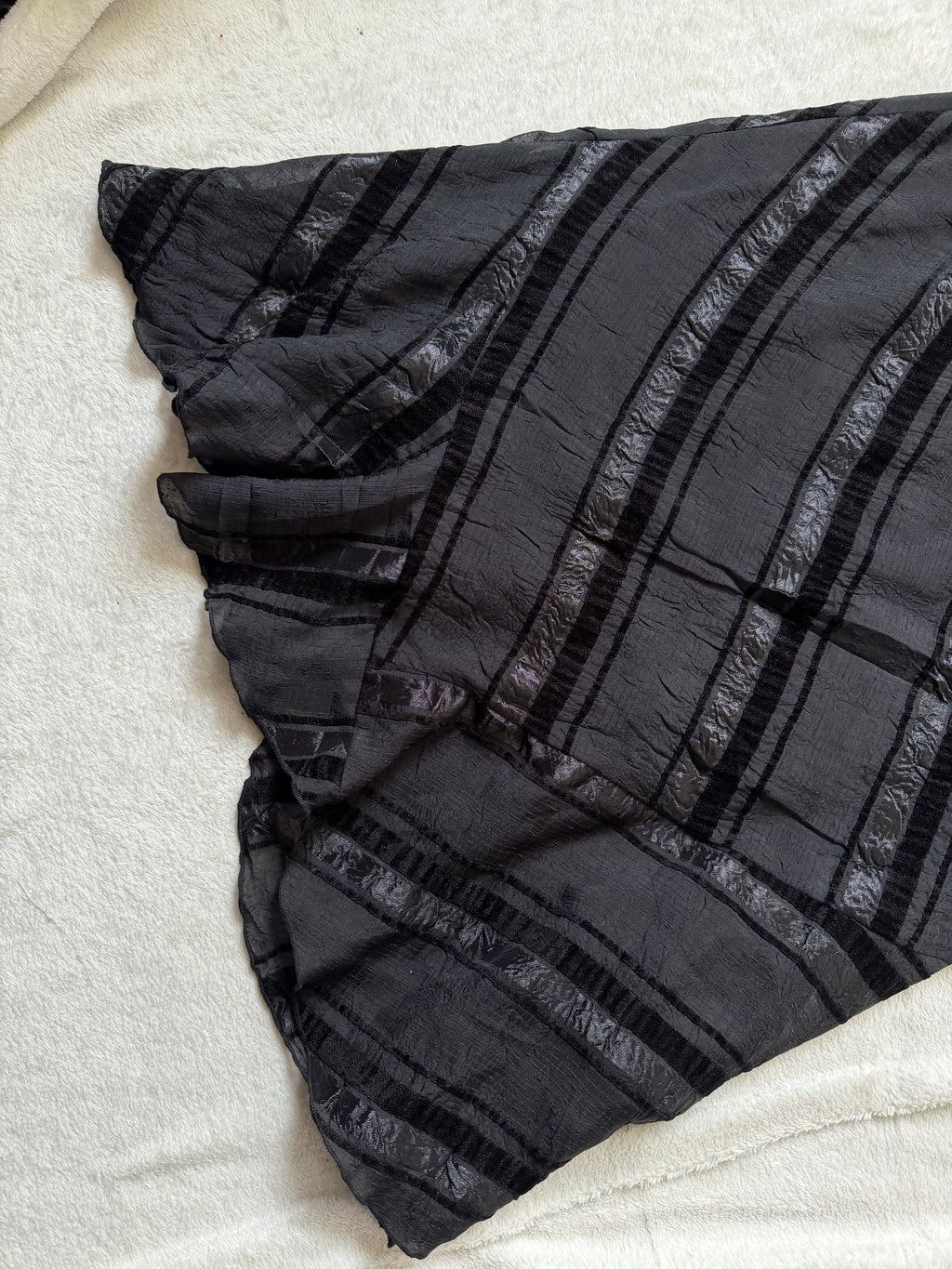 Jupe midi noire évasée à empiècements en biais – taille L/XL