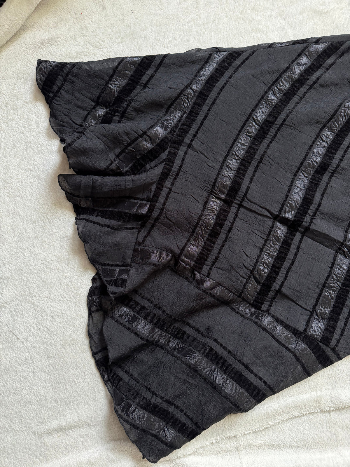 Jupe midi noire évasée à empiècements en biais – taille L/XL