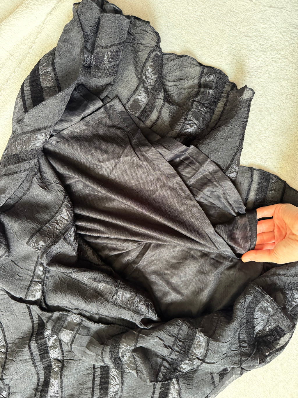 Jupe midi noire évasée à empiècements en biais – taille L/XL