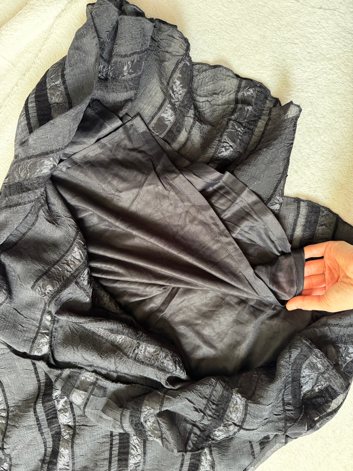 Jupe midi noire évasée à empiècements en biais – taille L/XL