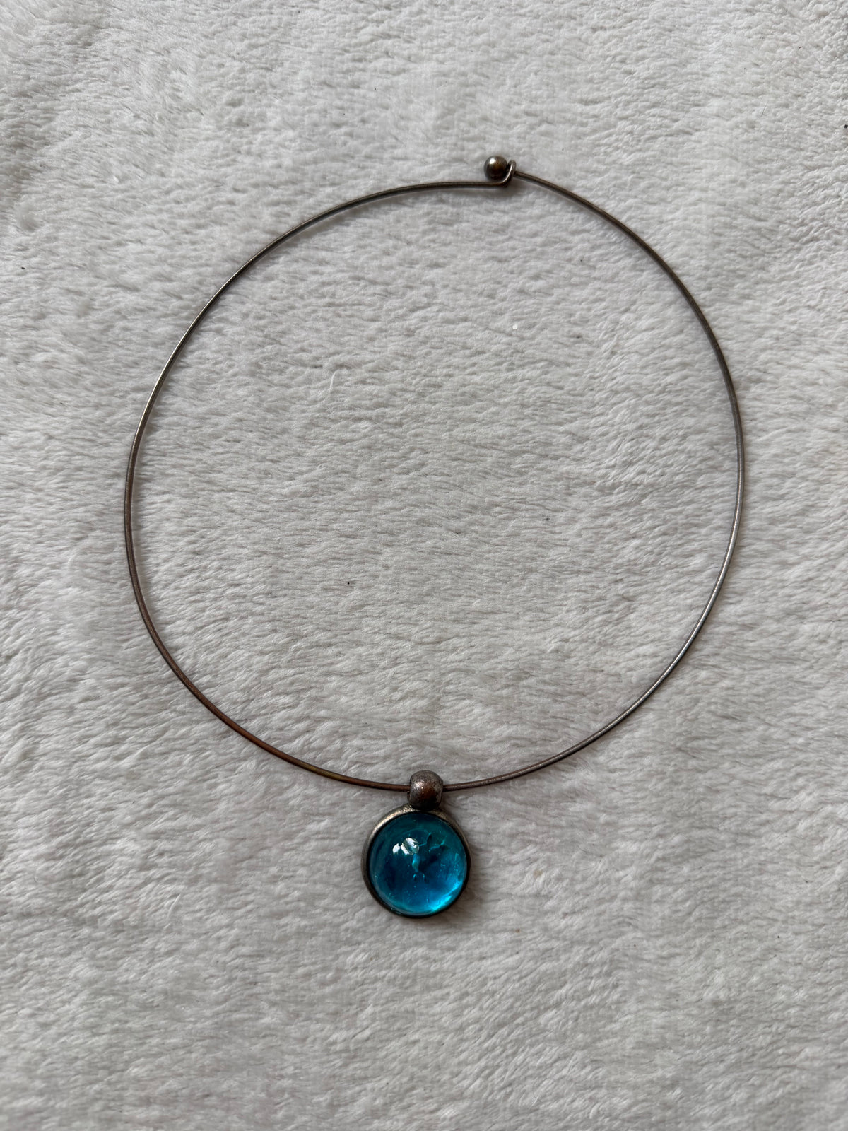 Collier ras de cou argenté fantaisie avec pendentif bleu turquoise