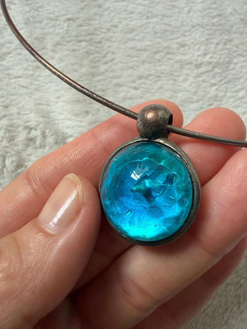 Collier ras de cou argenté fantaisie avec pendentif bleu turquoise