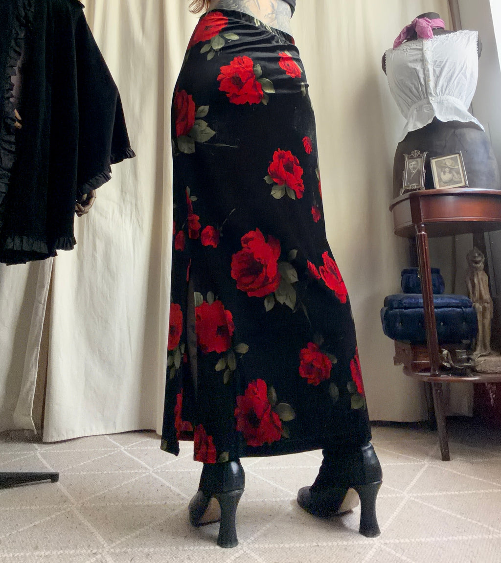 Jupe maxi noire en velours à roses rouges style whimsigoth - taille S