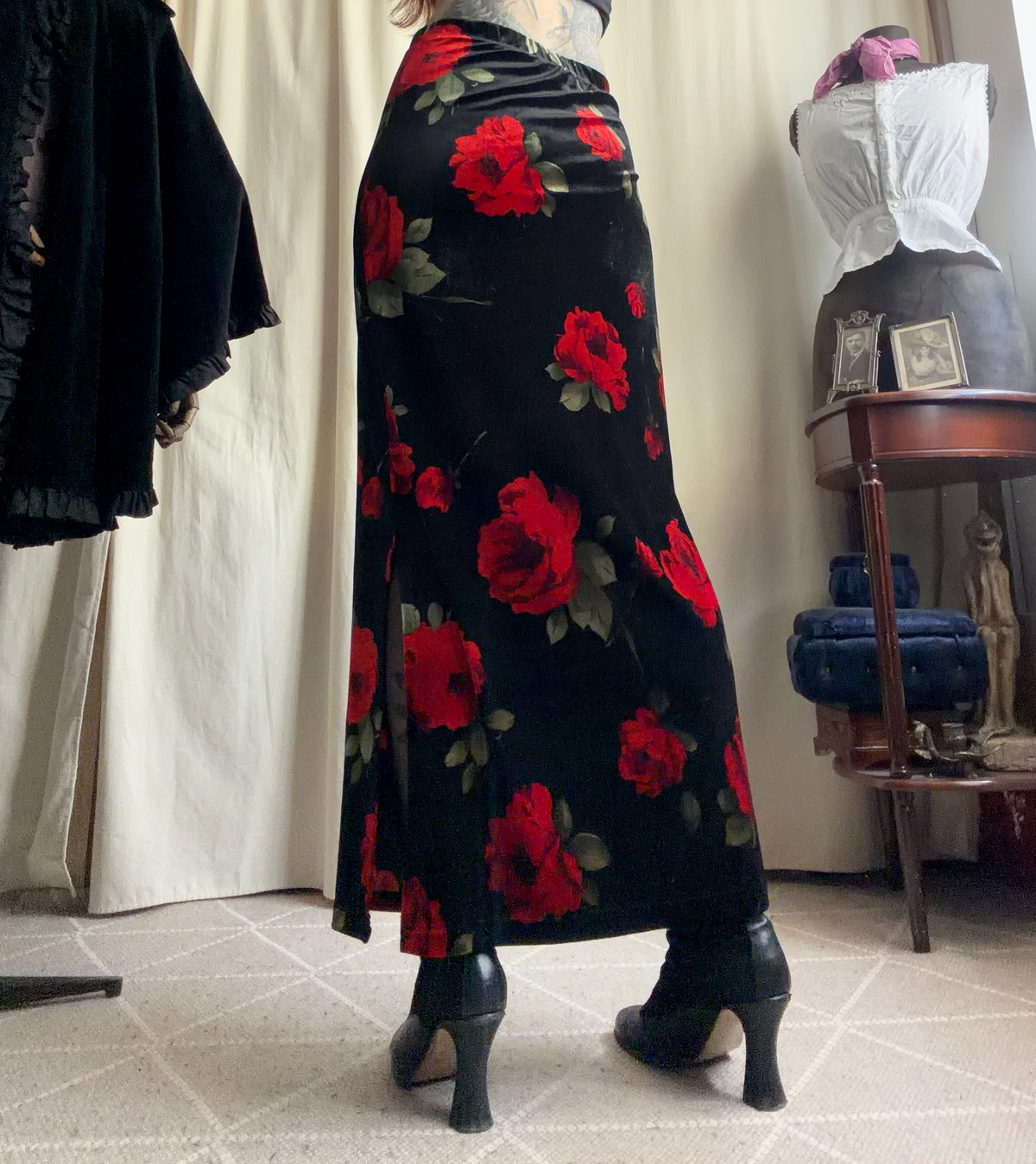 Jupe maxi noire en velours à roses rouges style whimsigoth - taille S