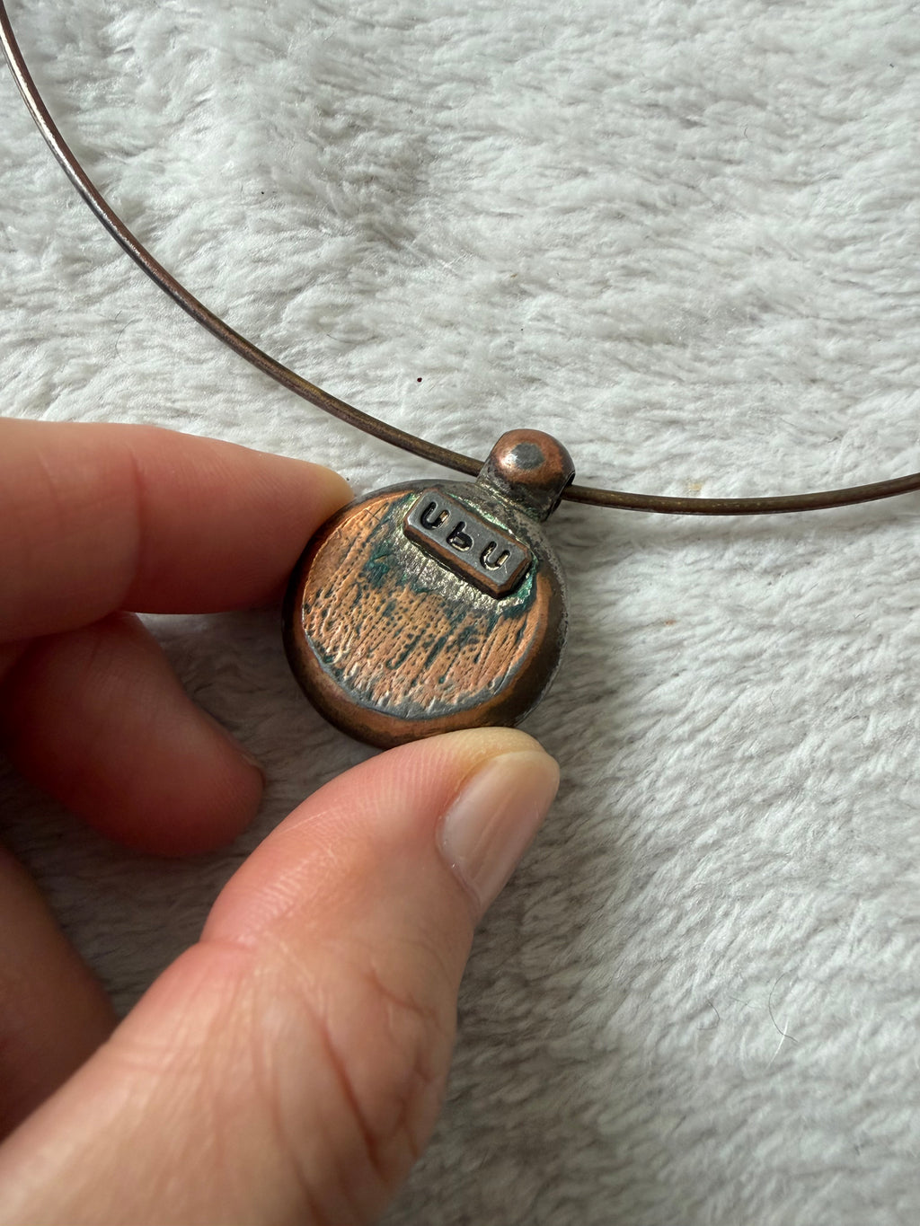 Collier ras de cou argenté fantaisie avec pendentif bleu turquoise