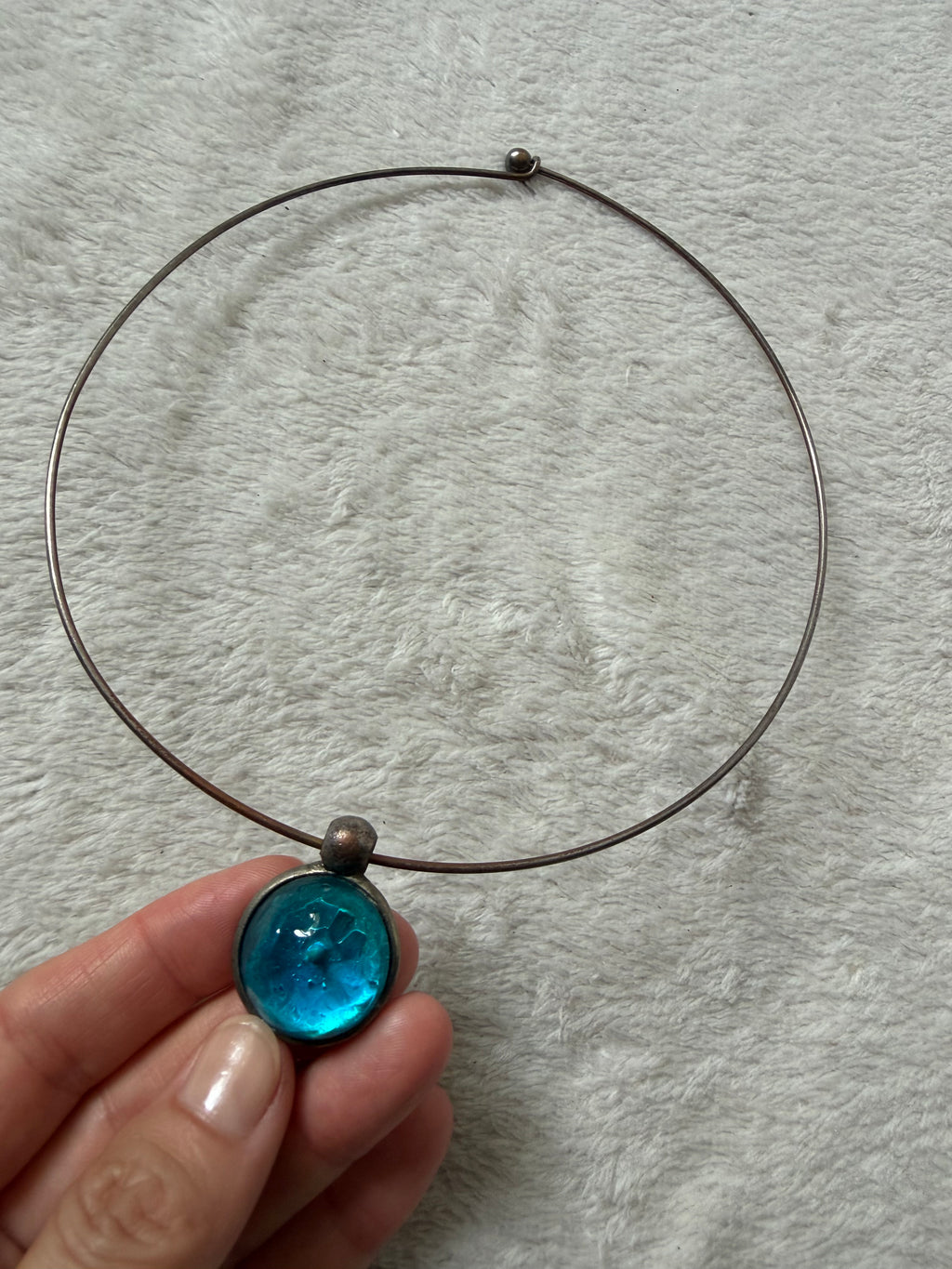 Collier ras de cou argenté fantaisie avec pendentif bleu turquoise