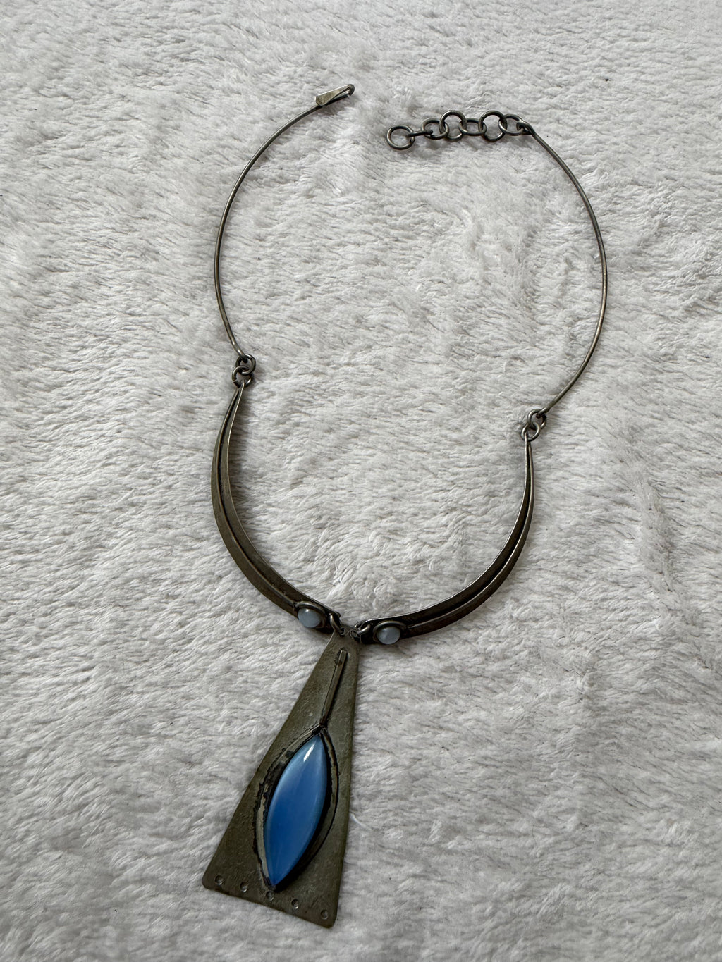 Collier argenté vintage à cabochons bleus style médiéval mystique