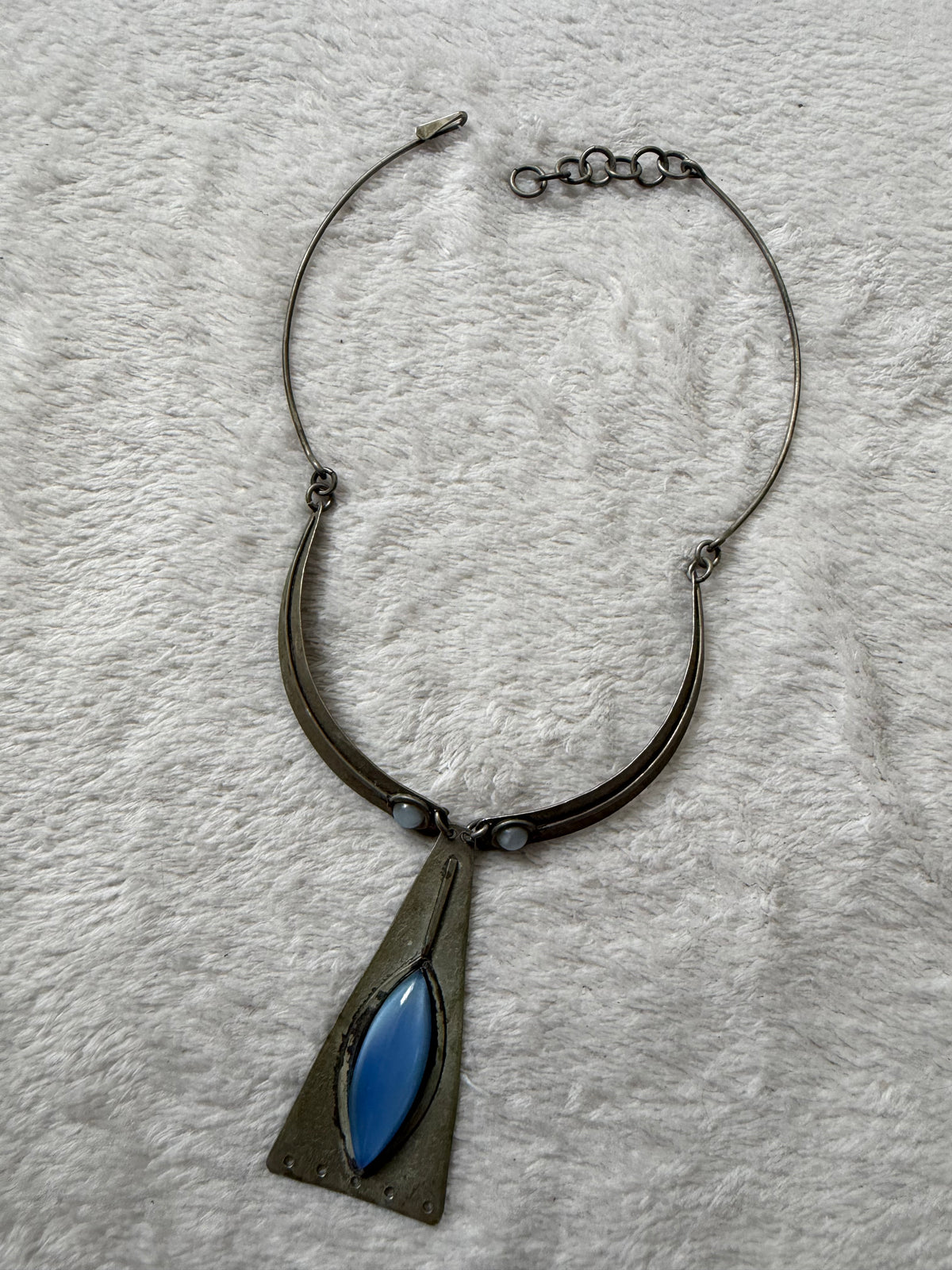 Collier argenté vintage à cabochons bleus style médiéval mystique