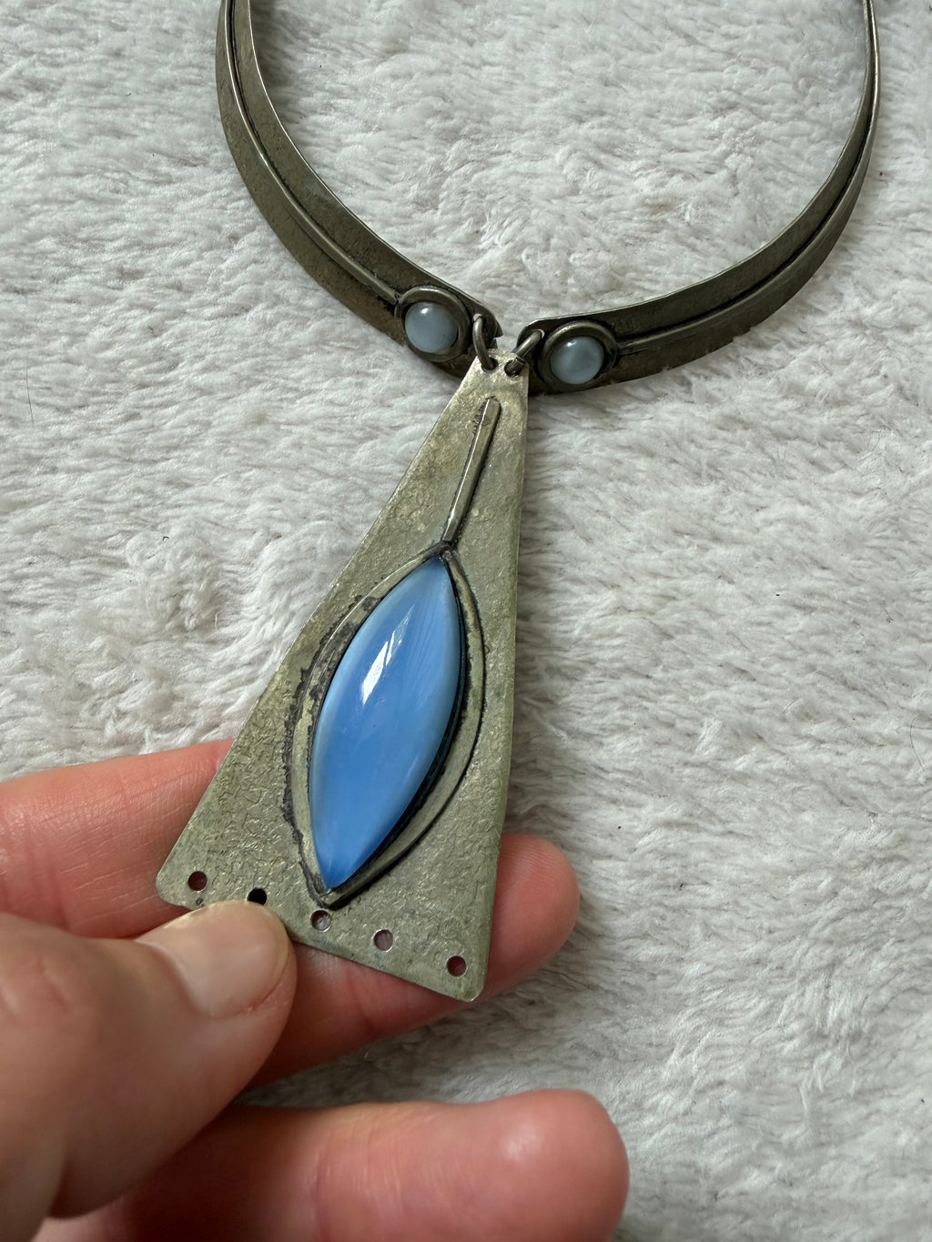 Collier argenté vintage à cabochons bleus style médiéval mystique